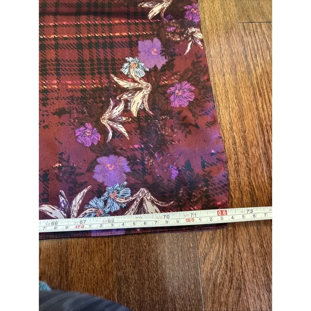 NWT Vince Camuto Oblong Scarf Red‎ Floral Plaid Pattern Satin Fabric 36x72”